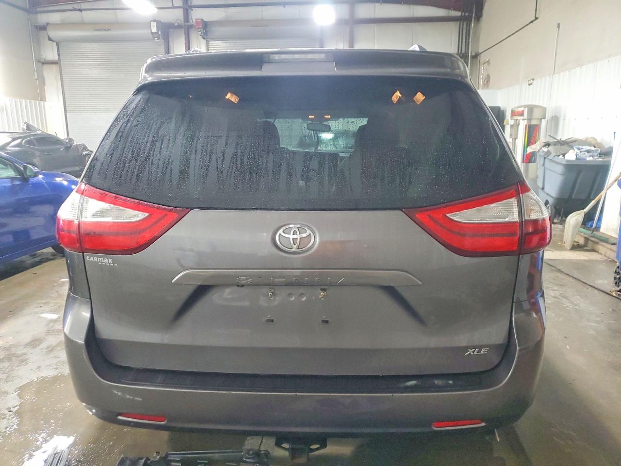 2015 TOYOTA SIENNA XLE photo 6