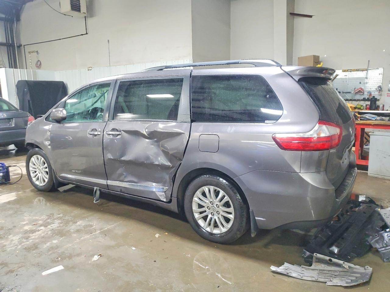 2015 TOYOTA SIENNA XLE photo 2