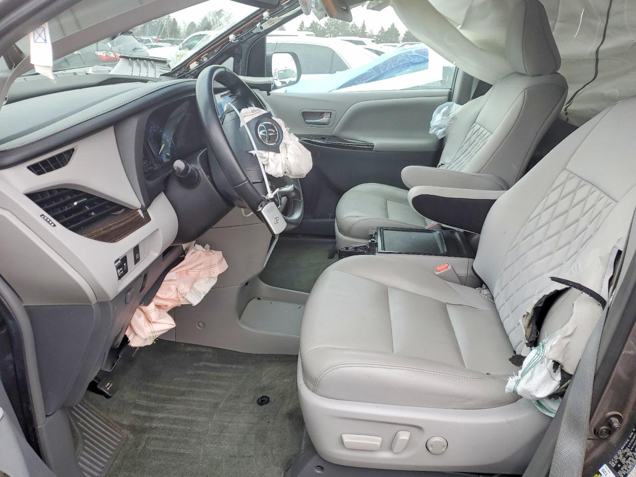 2015 TOYOTA SIENNA XLE photo 7