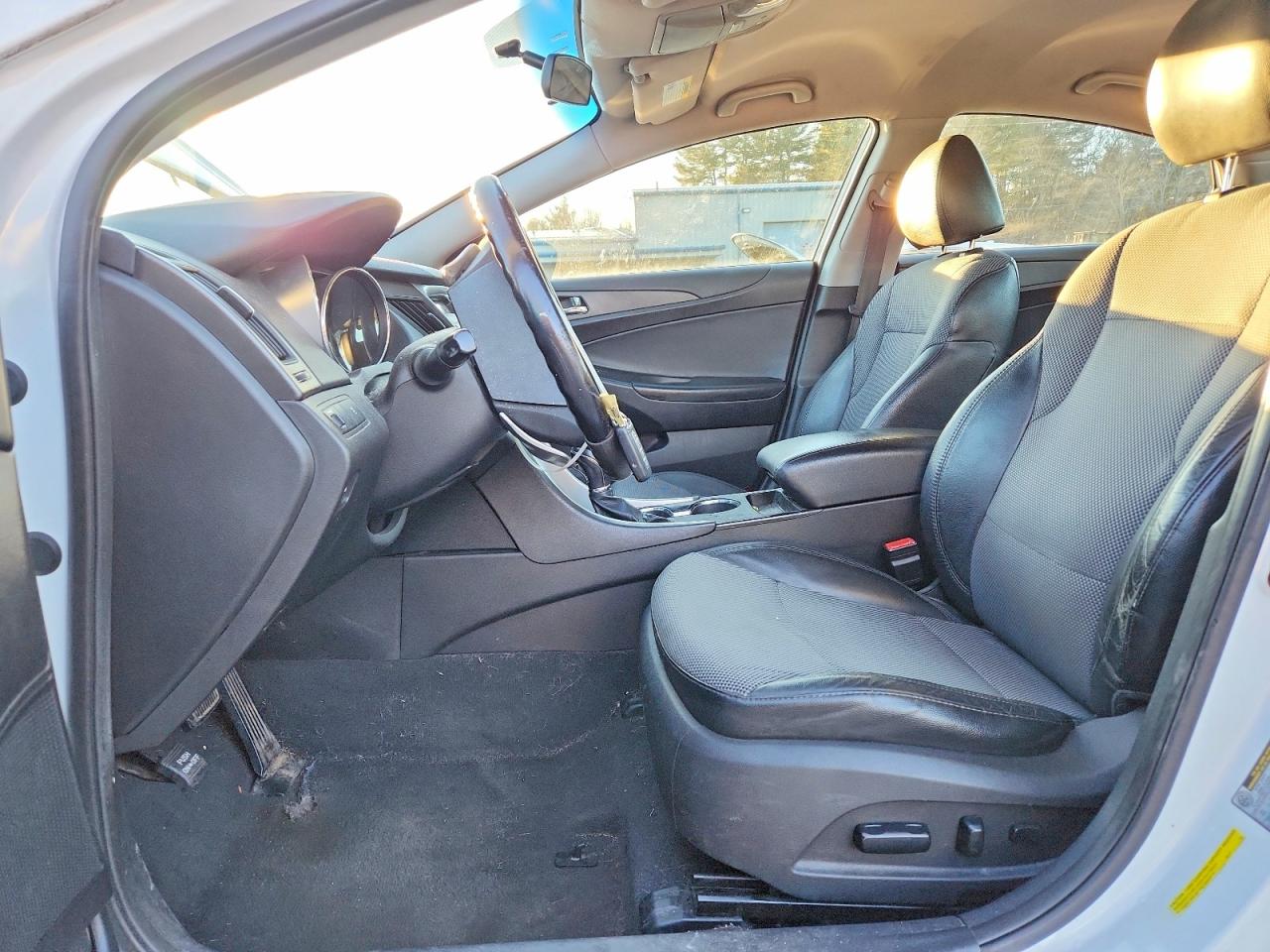 2011 HYUNDAI SONATA SE photo 7