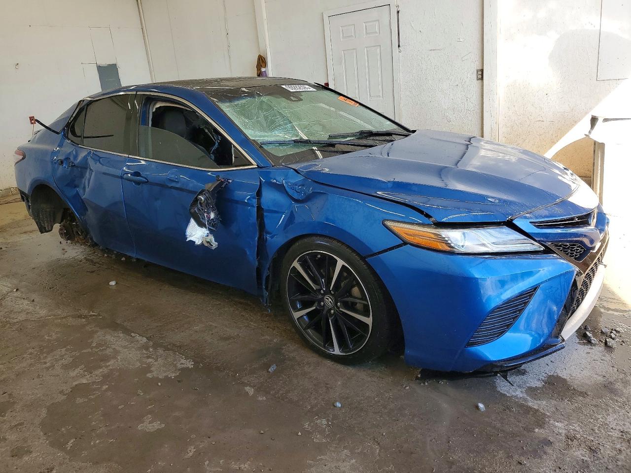 2019 TOYOTA CAMRY XSE photo 4