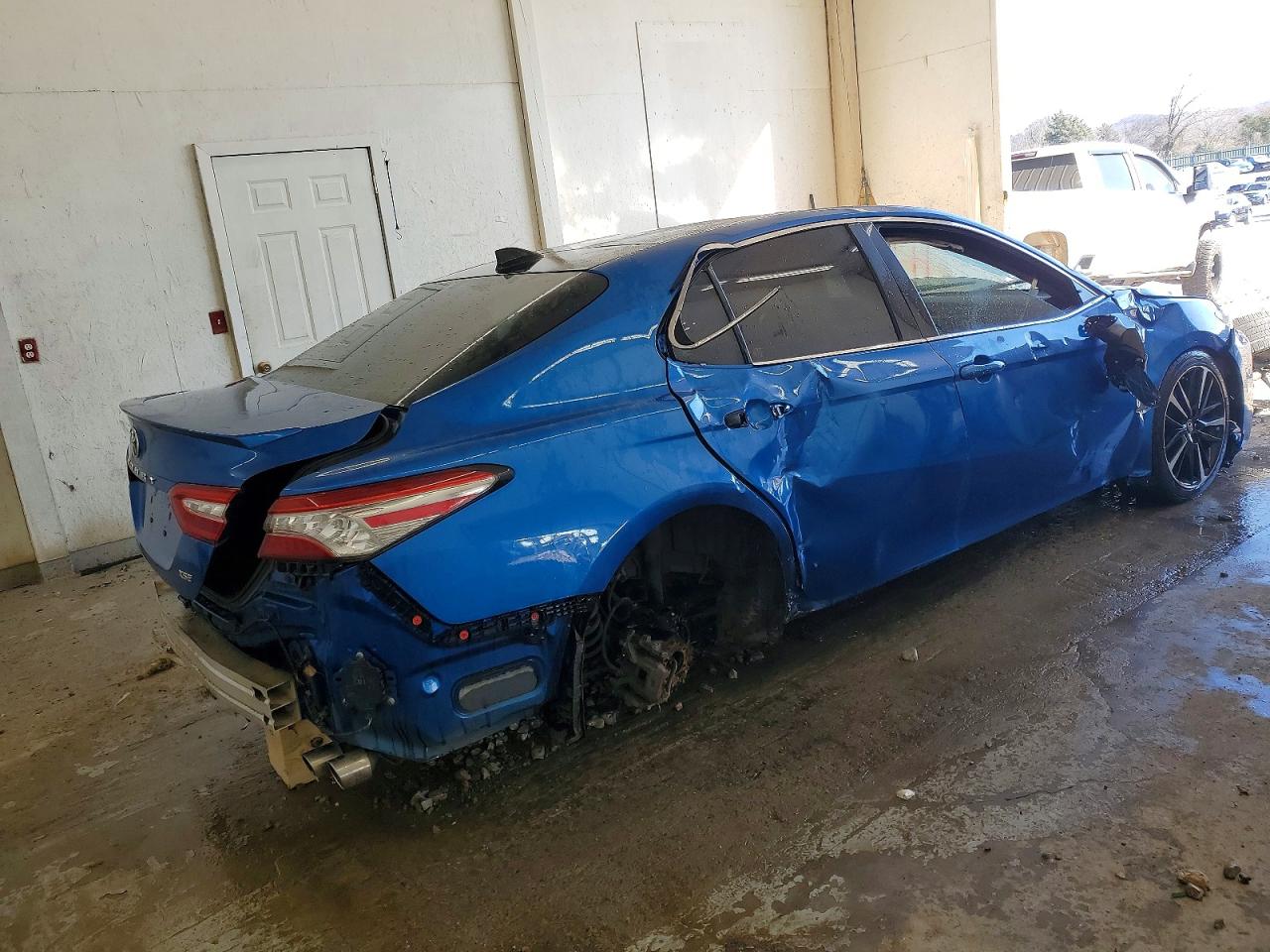 2019 TOYOTA CAMRY XSE photo 3