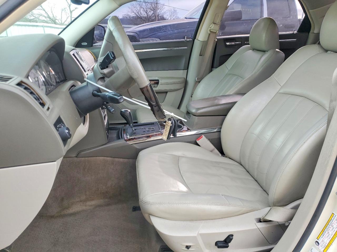 2010 CHRYSLER 300C photo 7