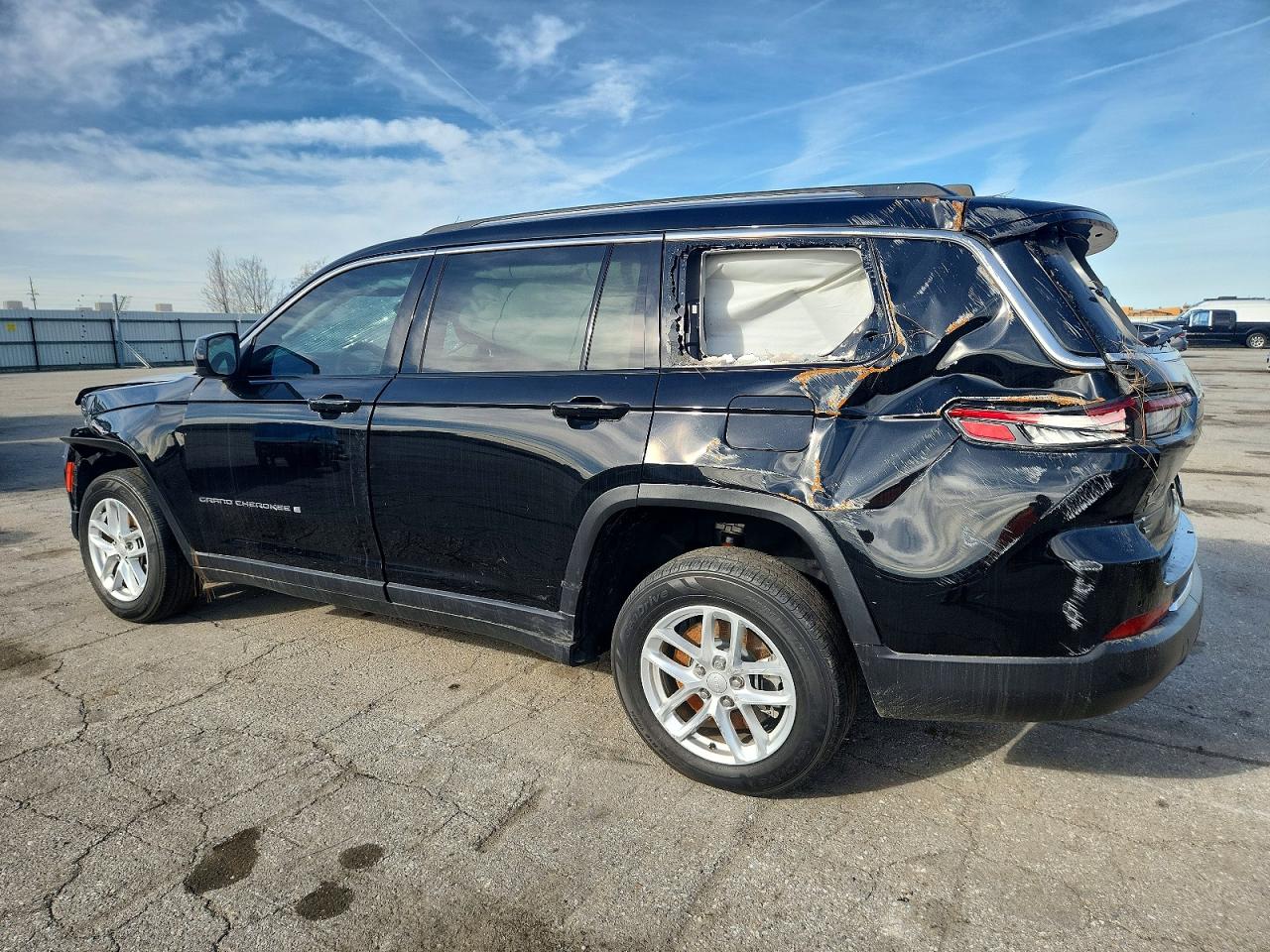 2023 JEEP GRAND CHEROKEE L LAREDO photo 3