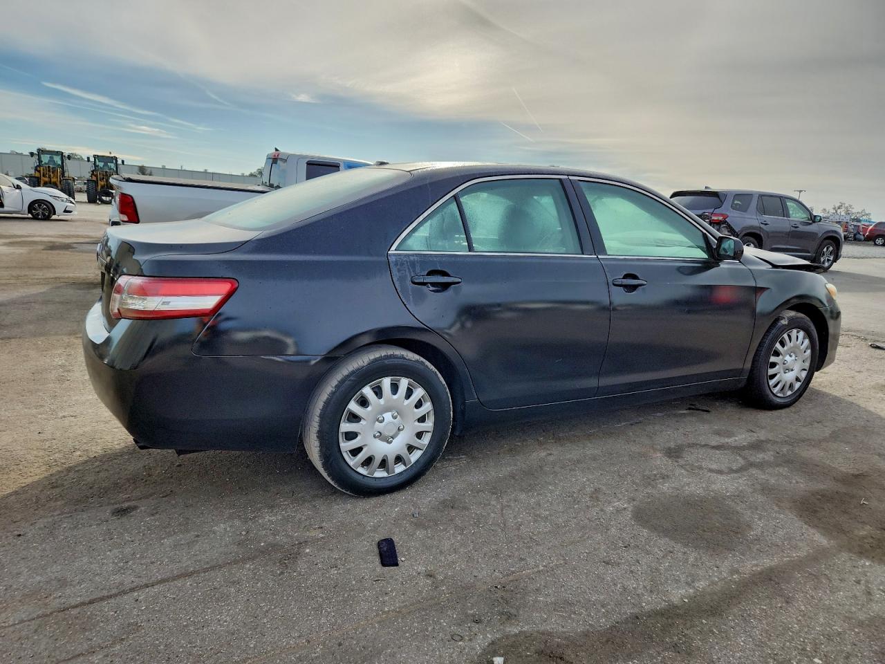 2011 TOYOTA CAMRY BASE photo 3