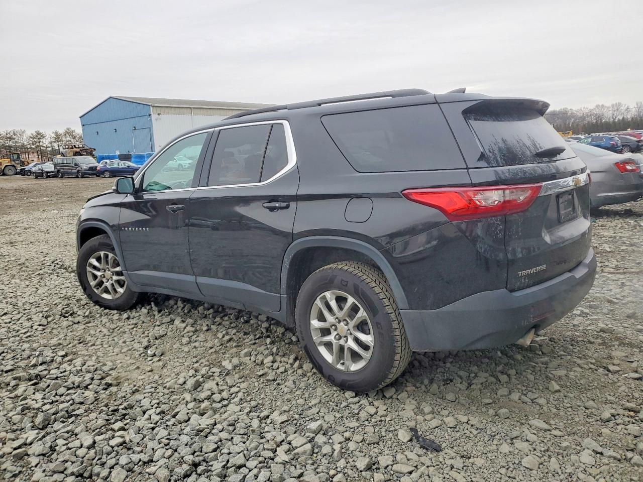 2019 CHEVROLET TRAVERSE LT photo 2
