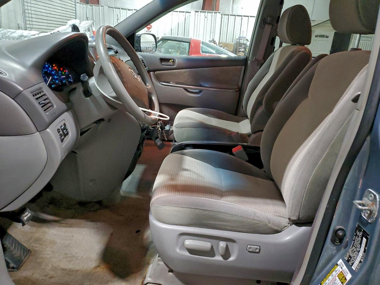 2009 TOYOTA SIENNA CE photo 7