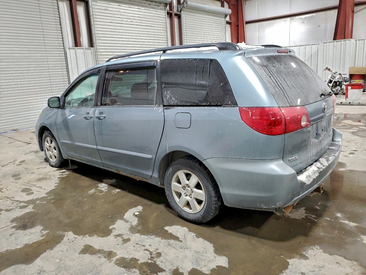 2009 TOYOTA SIENNA CE photo 2