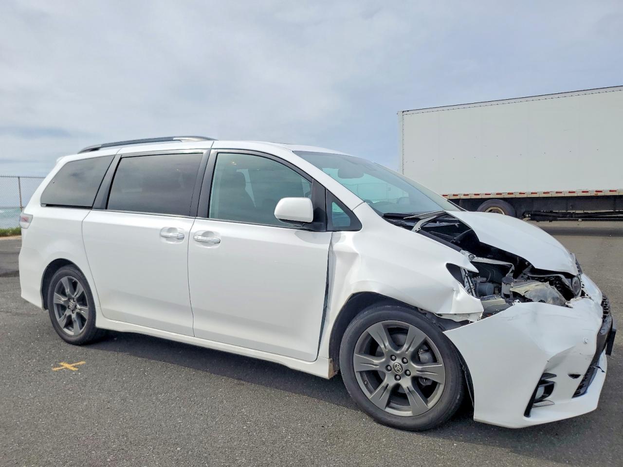 2020 TOYOTA SIENNA SE photo 4