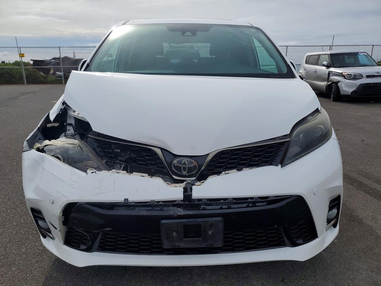 2020 TOYOTA SIENNA SE photo 5