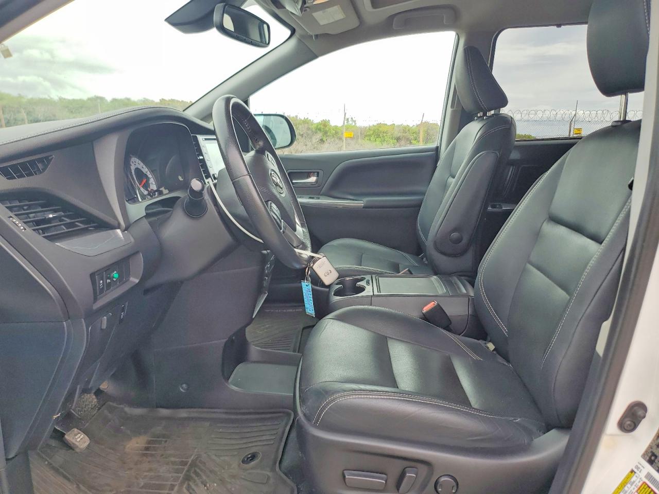 2020 TOYOTA SIENNA SE photo 7