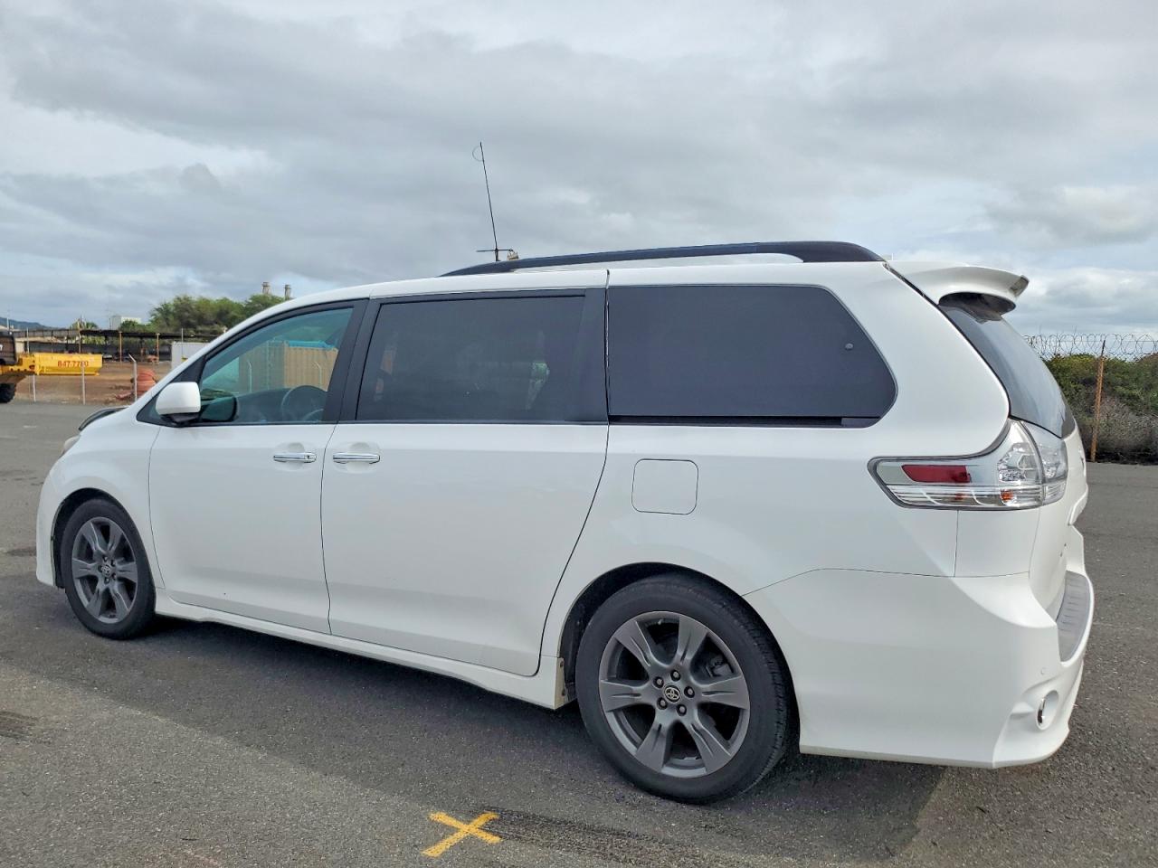 2020 TOYOTA SIENNA SE photo 2