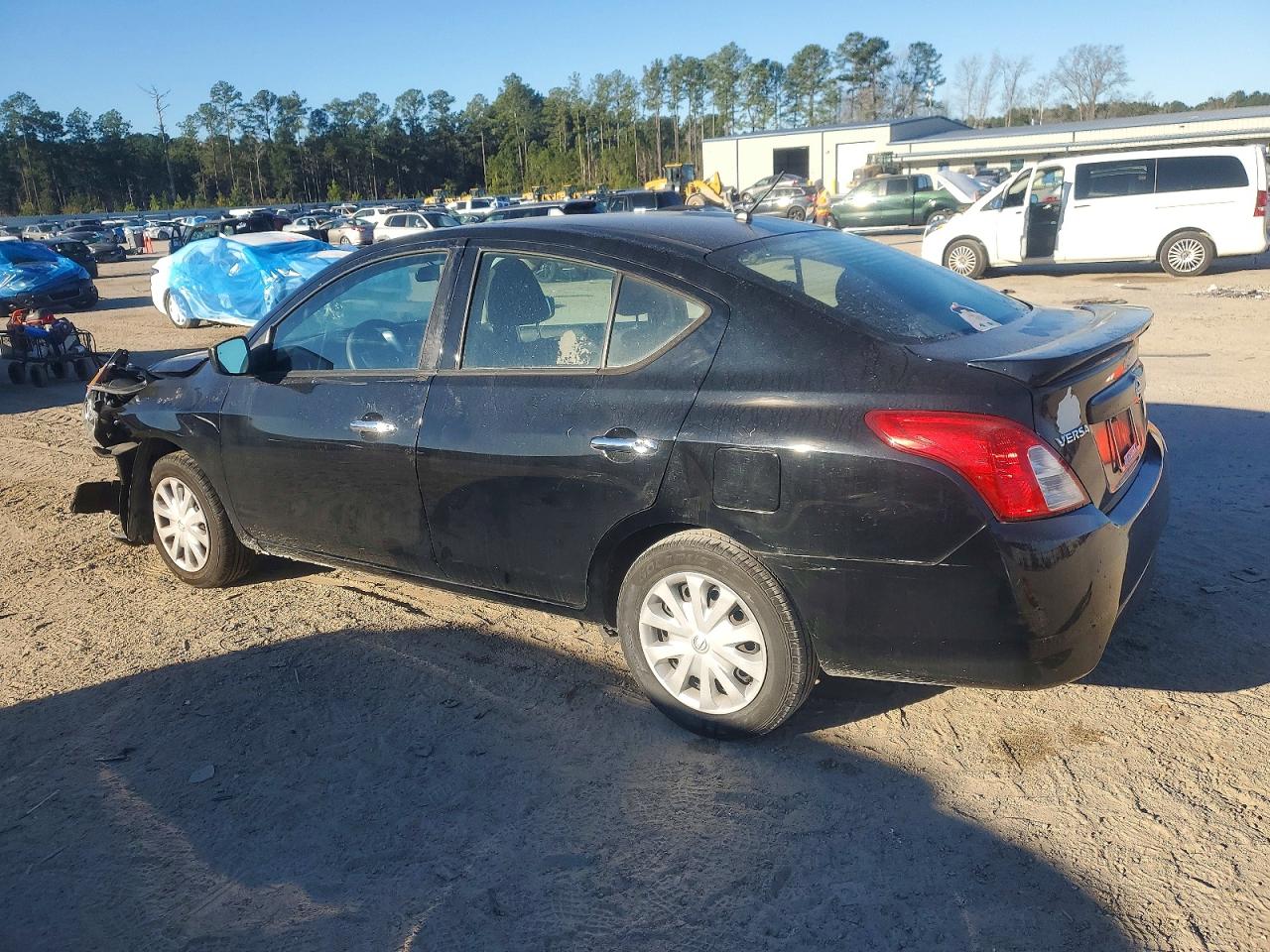 2019 NISSAN VERSA photo 2