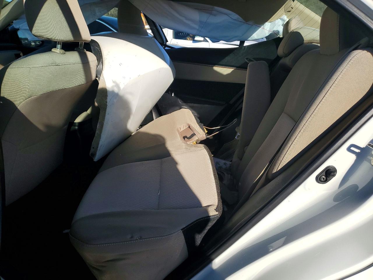 2015 TOYOTA COROLLA LE photo 19