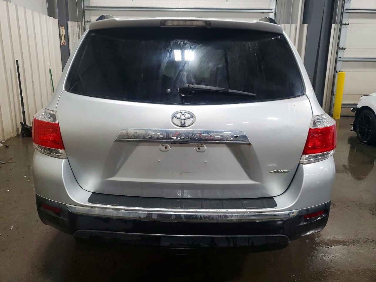 2012 TOYOTA HIGHLANDER BASE photo 6