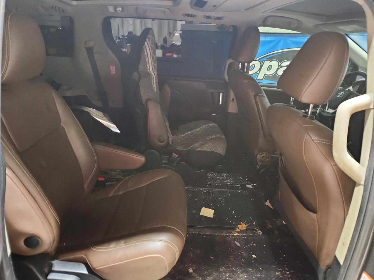2016 TOYOTA SIENNA XLE photo 11
