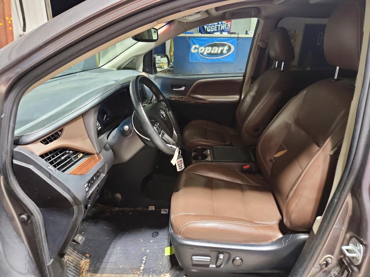 2016 TOYOTA SIENNA XLE photo 7