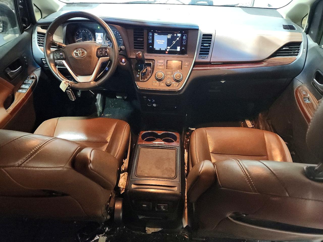 2016 TOYOTA SIENNA XLE photo 8