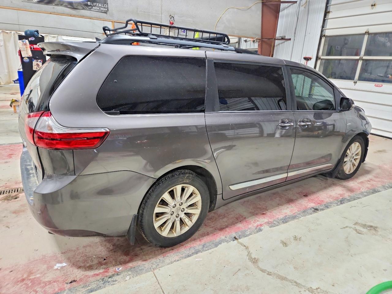 2016 TOYOTA SIENNA XLE photo 3