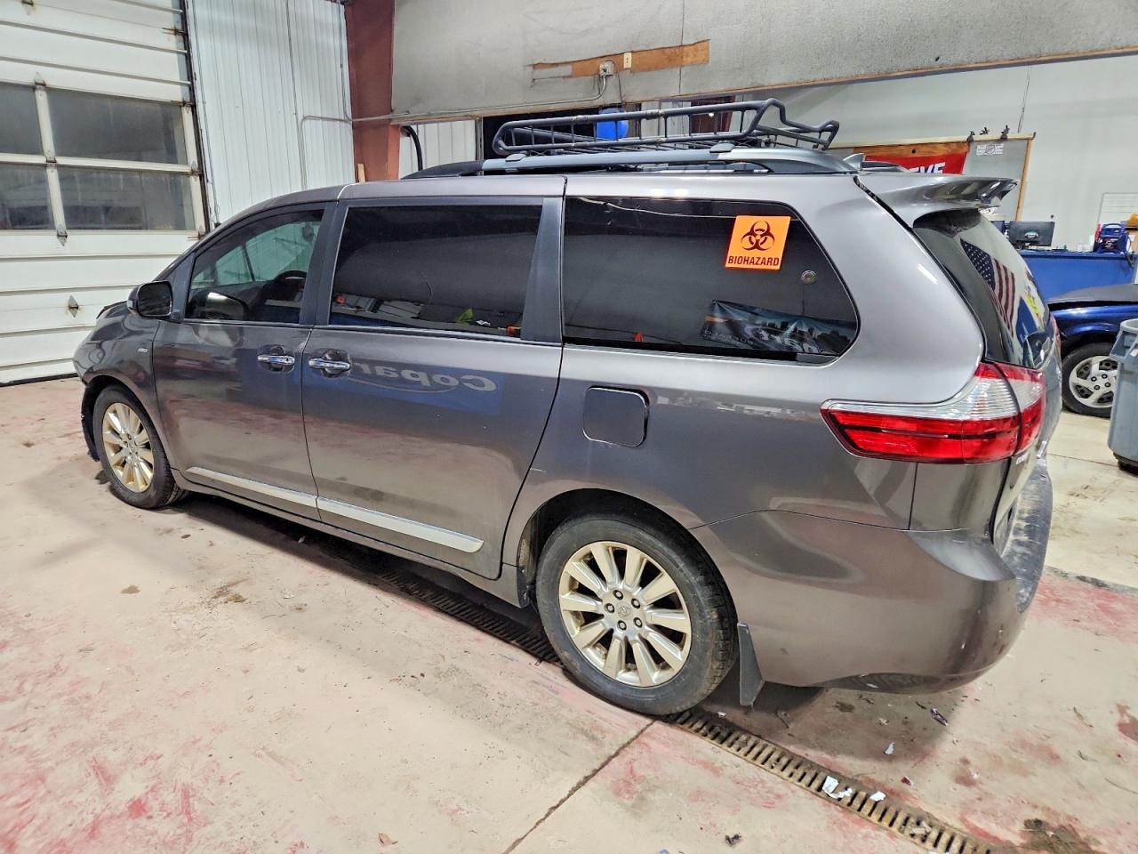 2016 TOYOTA SIENNA XLE photo 2