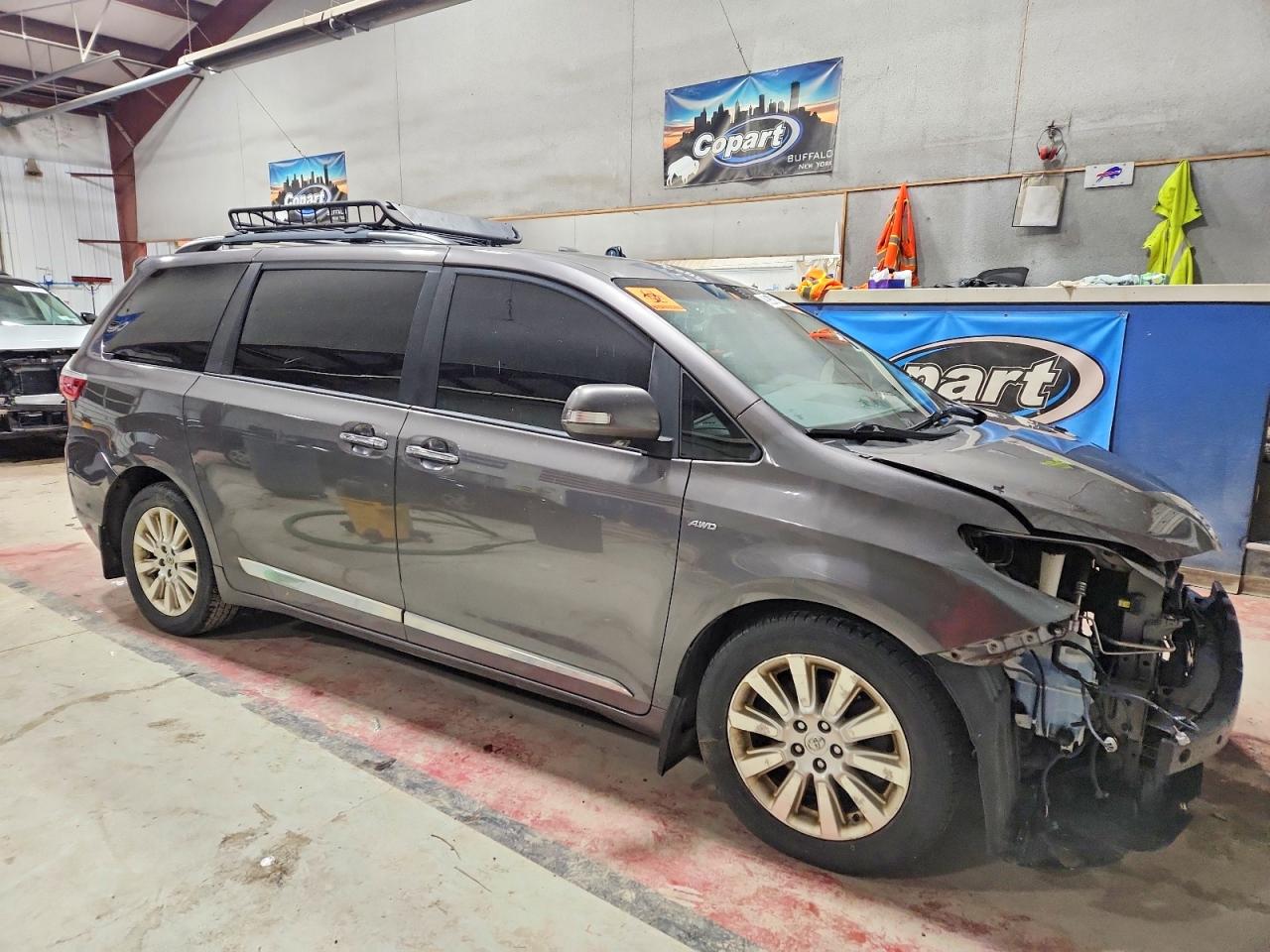2016 TOYOTA SIENNA XLE photo 4