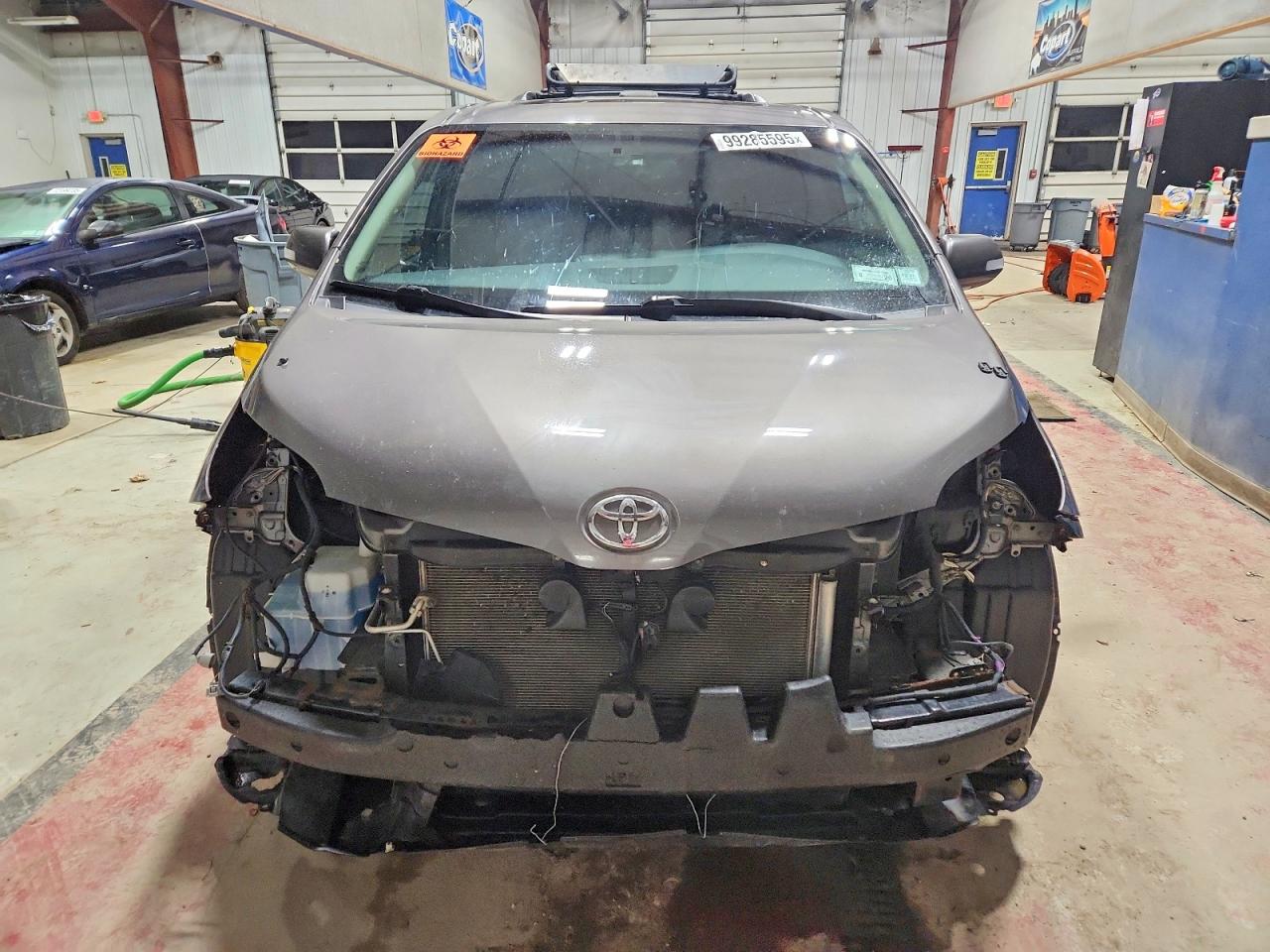 2016 TOYOTA SIENNA XLE photo 5