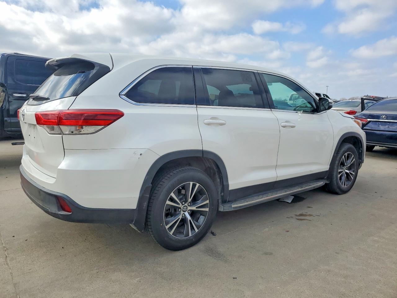 2019 TOYOTA HIGHLANDER LE photo 3