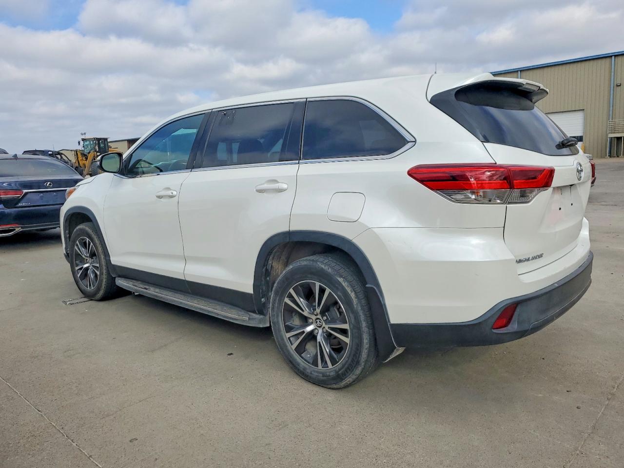 2019 TOYOTA HIGHLANDER LE photo 2