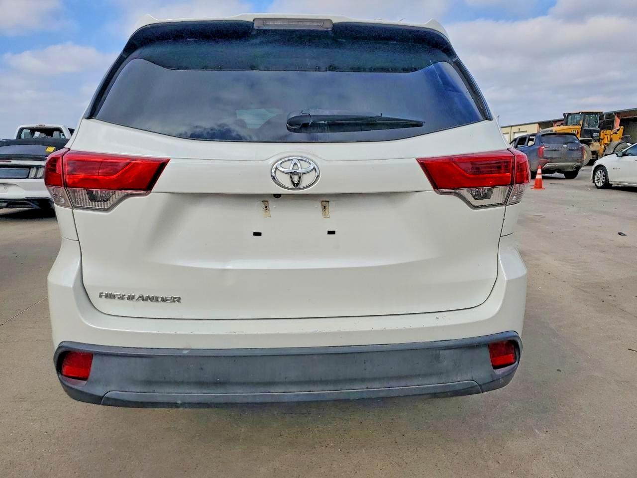 2019 TOYOTA HIGHLANDER LE photo 6