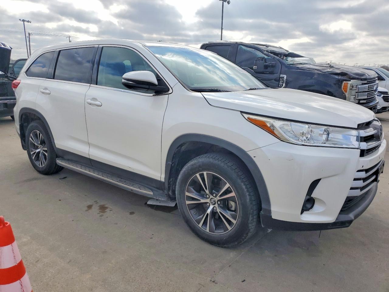 2019 TOYOTA HIGHLANDER LE photo 4