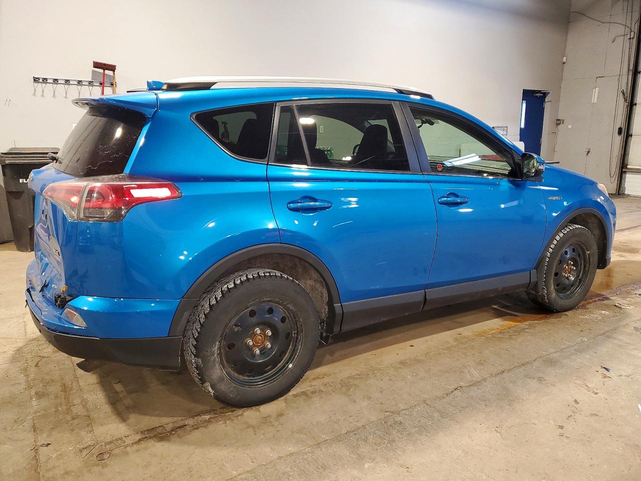 2016 TOYOTA RAV4 HV XLE photo 3