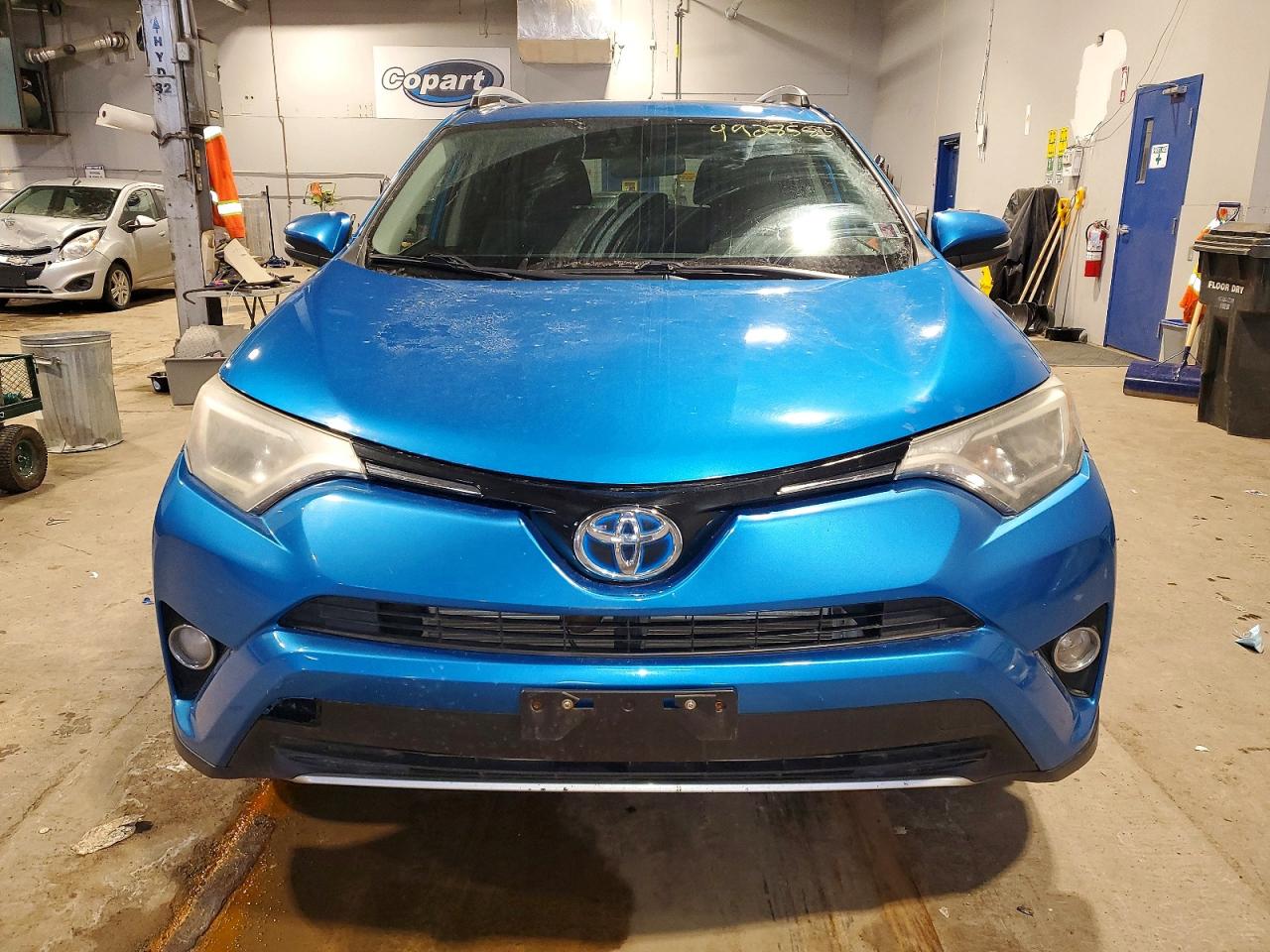 2016 TOYOTA RAV4 HV XLE photo 5