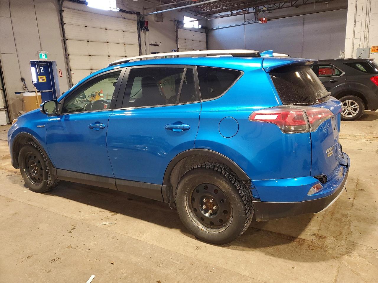 2016 TOYOTA RAV4 HV XLE photo 2