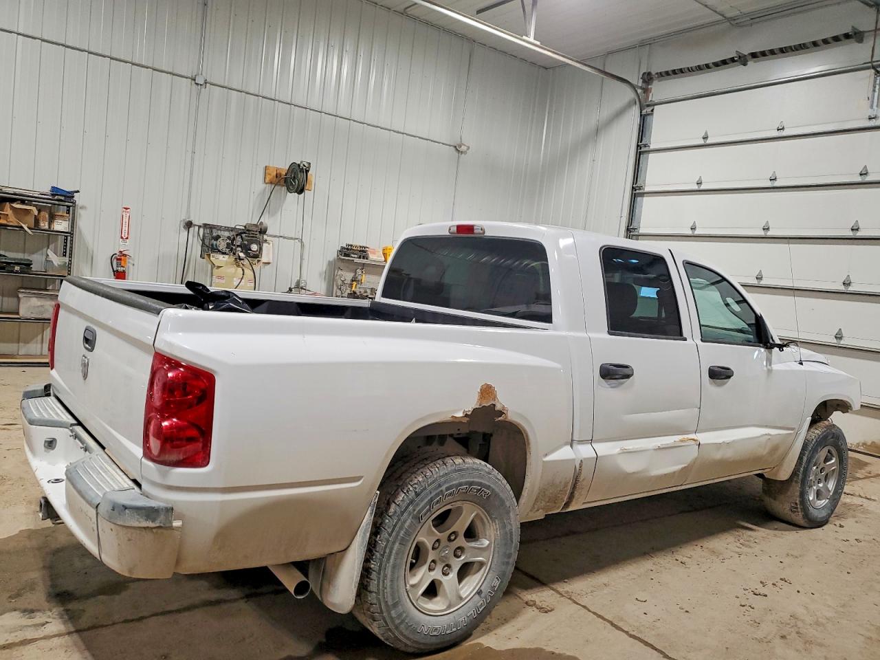 2005 DODGE DAKOTA QUAD SLT photo 3
