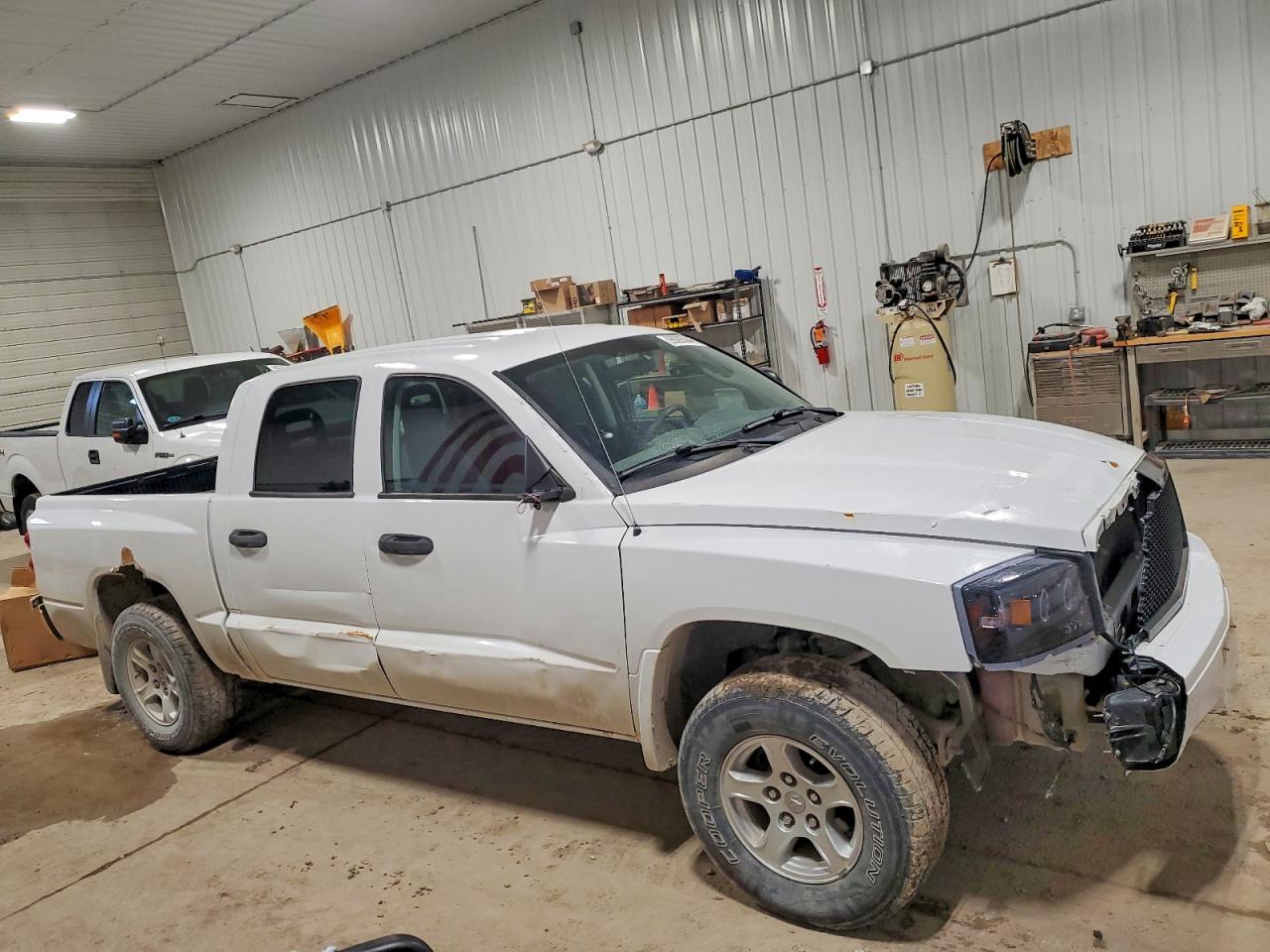 2005 DODGE DAKOTA QUAD SLT photo 4