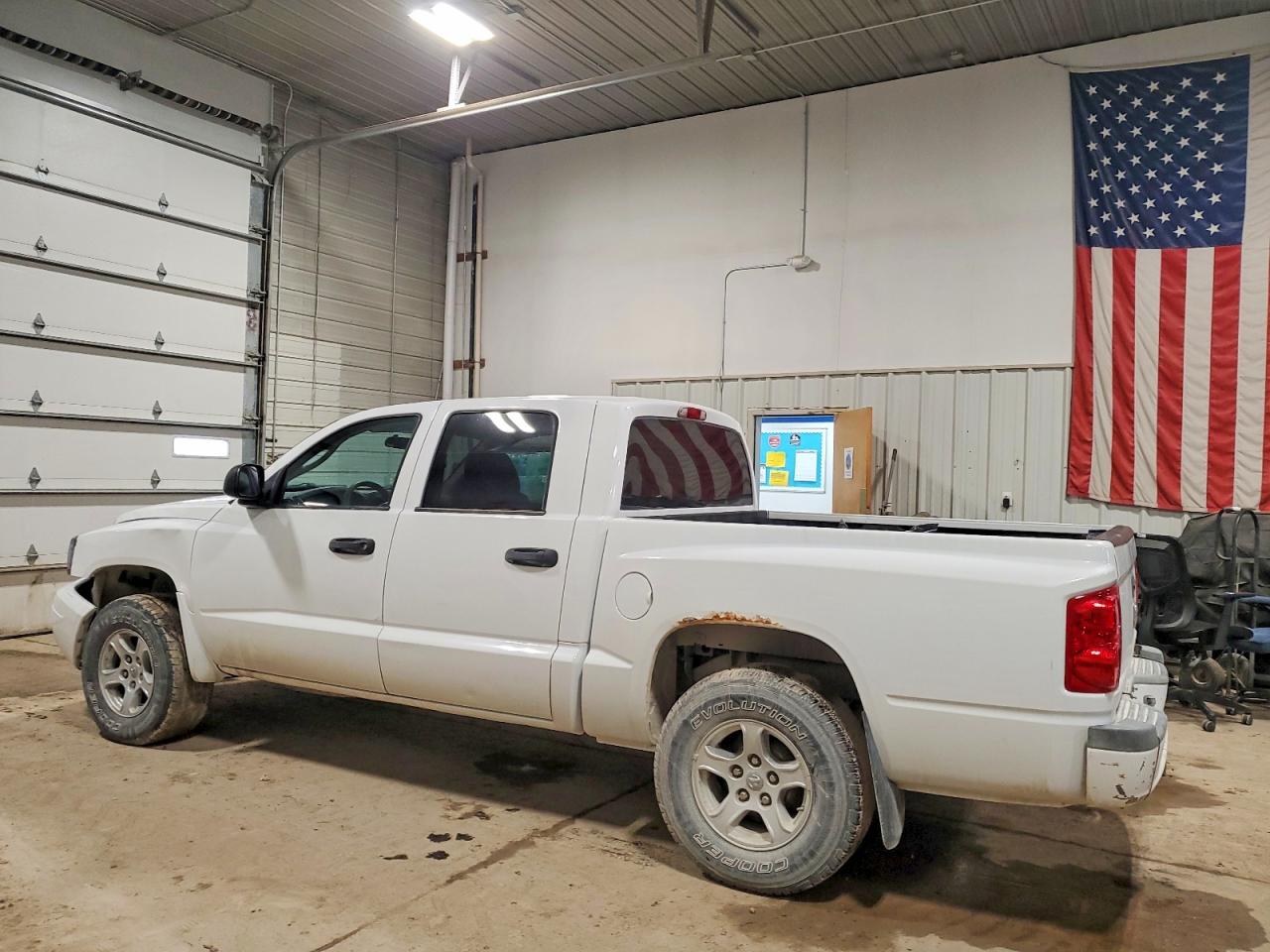 2005 DODGE DAKOTA QUAD SLT photo 2