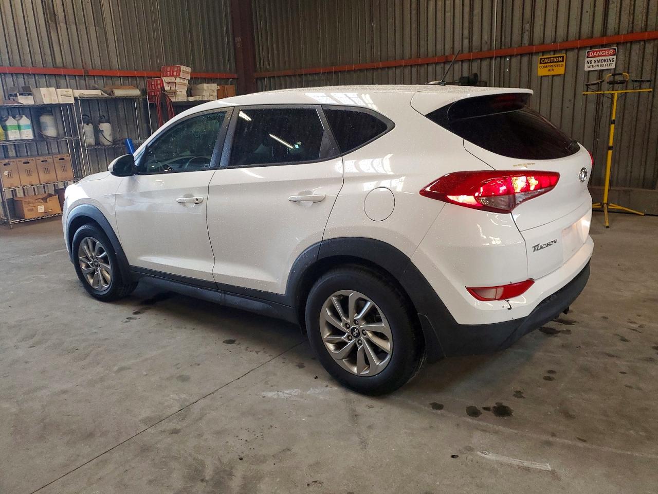 2016 HYUNDAI TUCSON SE photo 2