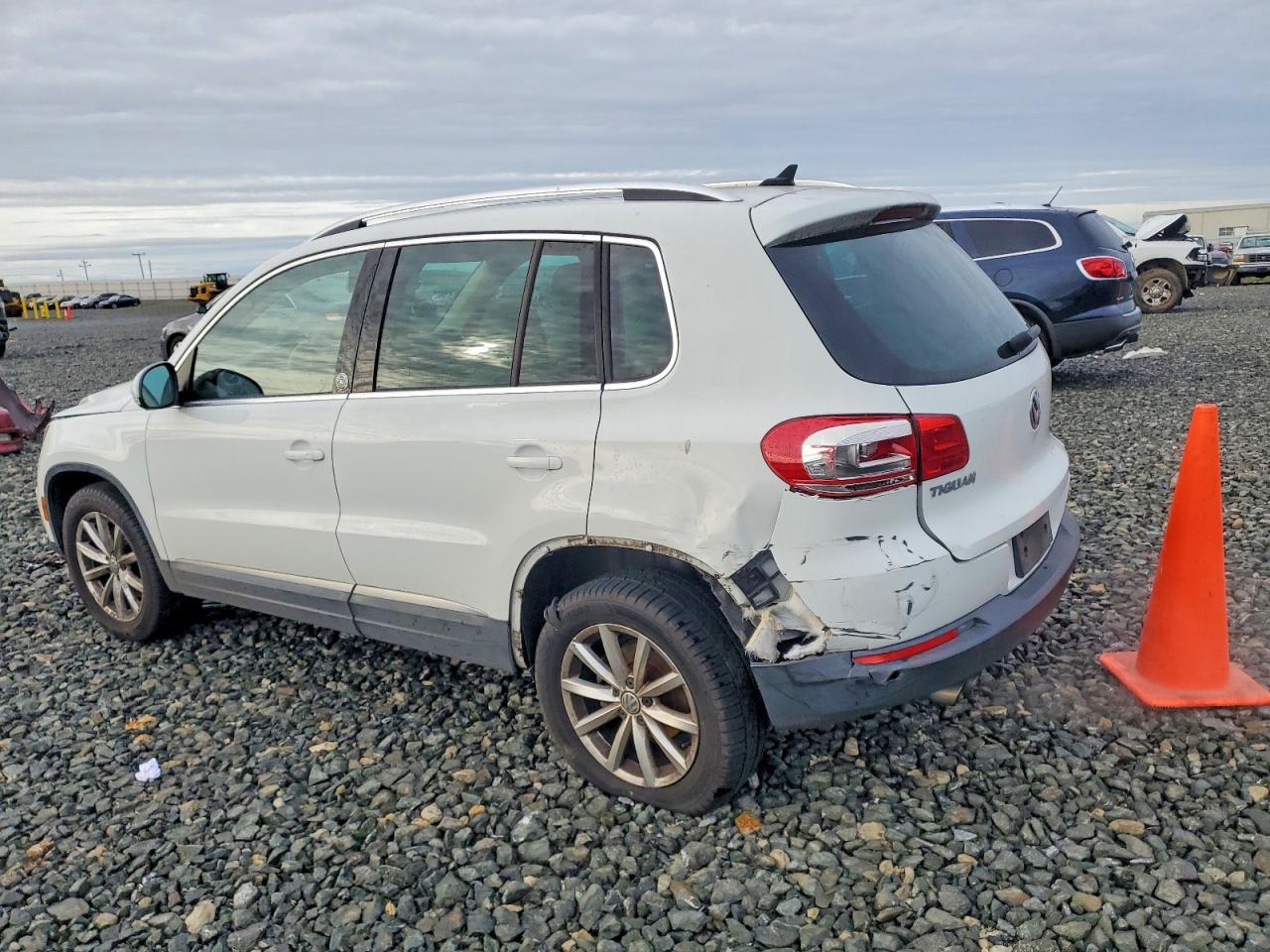 2017 VOLKSWAGEN TIGUAN WOLFSBURG photo 2