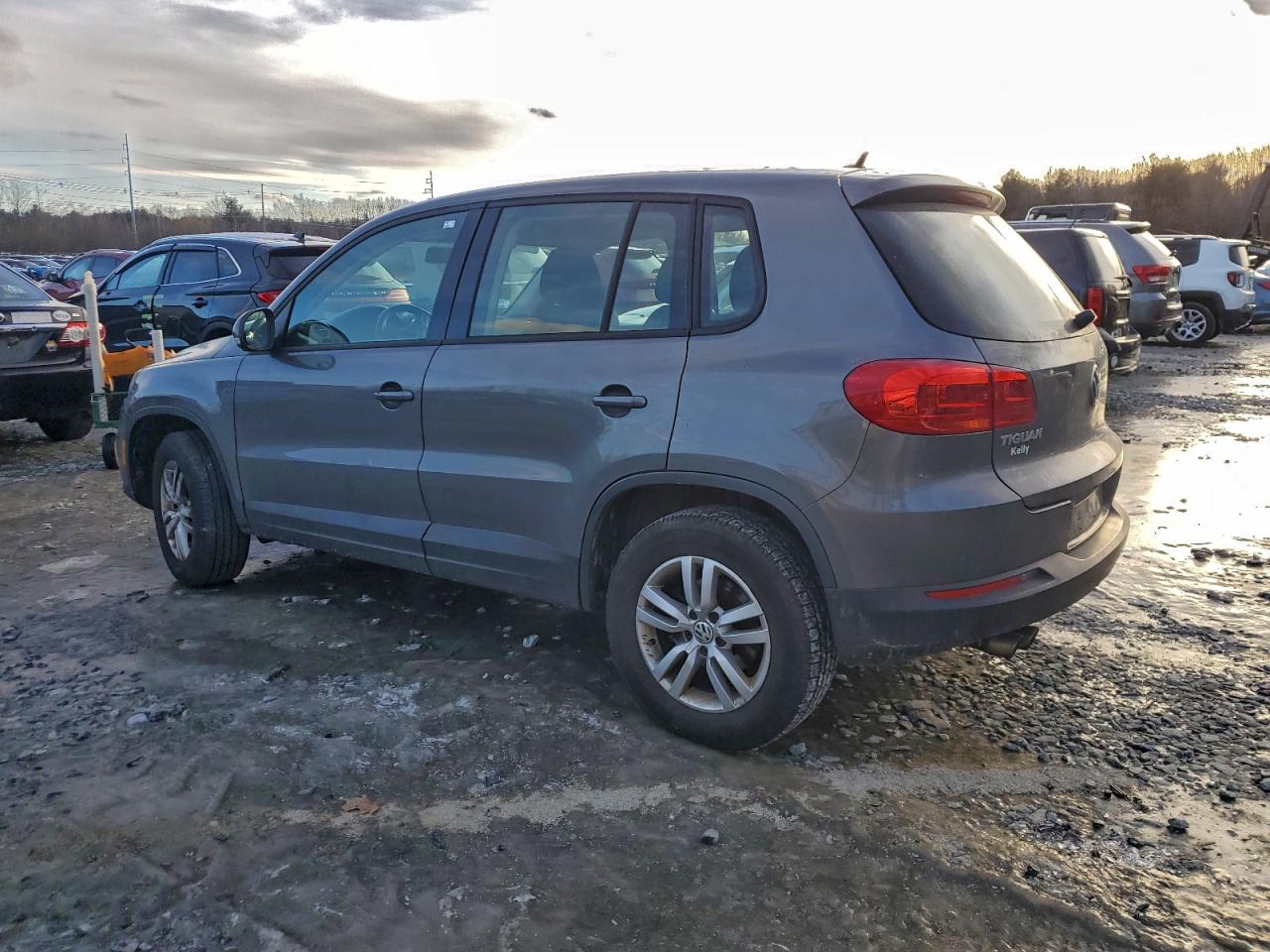 2013 VOLKSWAGEN TIGUAN S photo 2