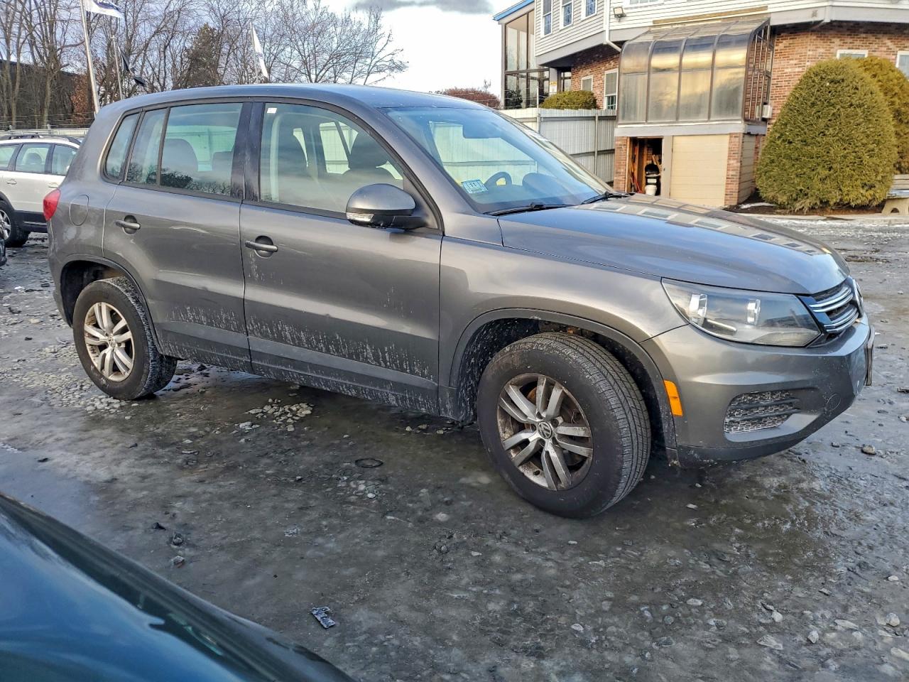 2013 VOLKSWAGEN TIGUAN S photo 4
