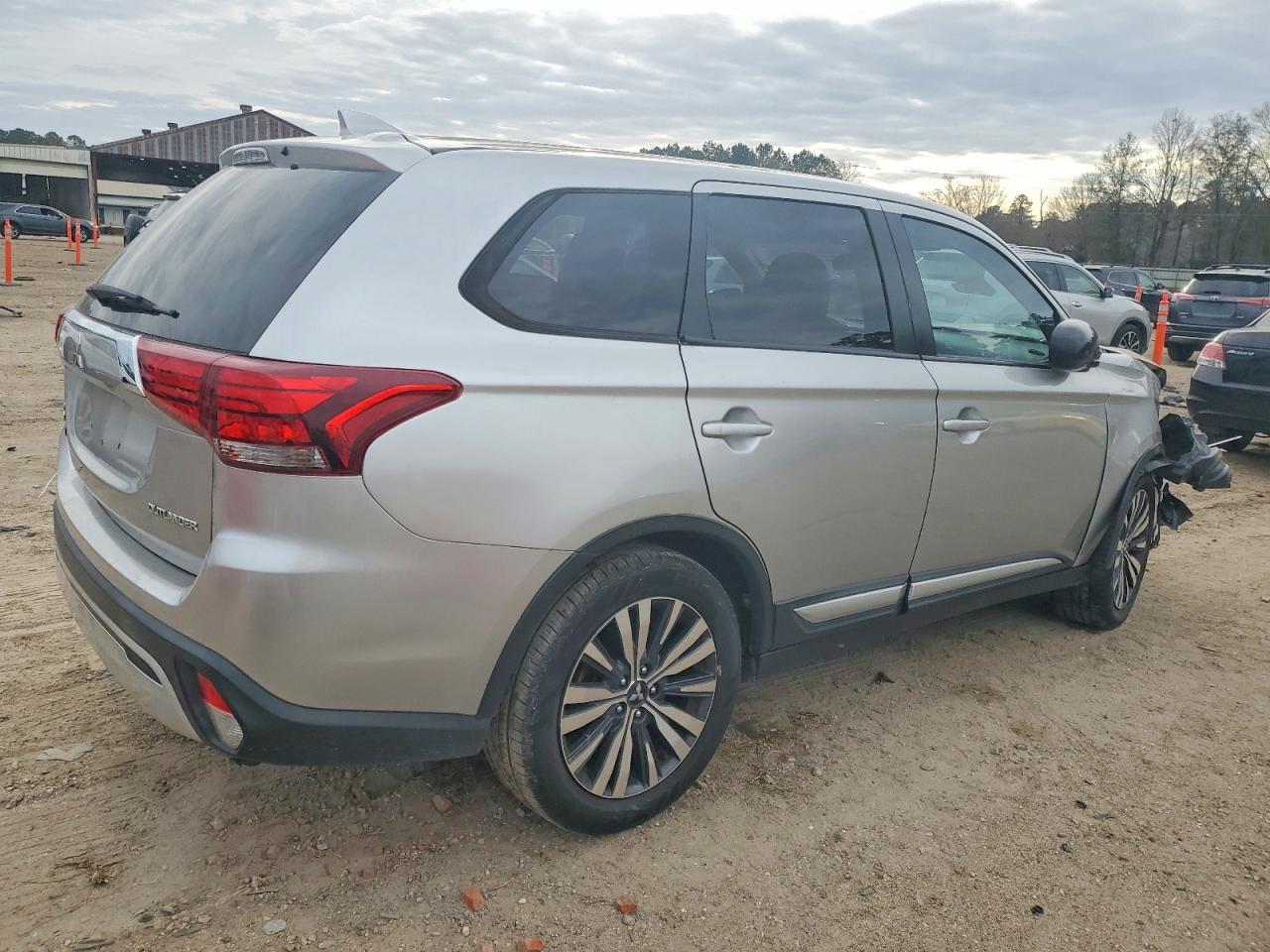 2019 MITSUBISHI OUTLANDER ES photo 3