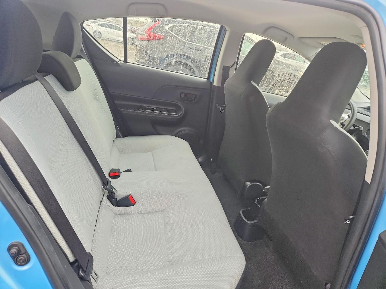 2016 TOYOTA PRIUS C photo 10