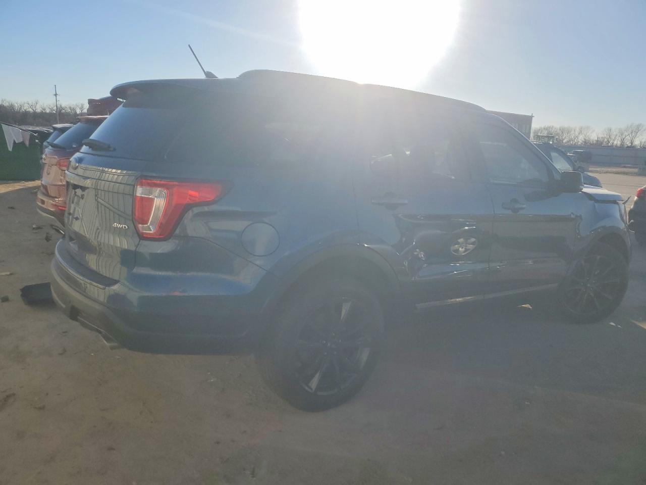2018 FORD EXPLORER XLT photo 3