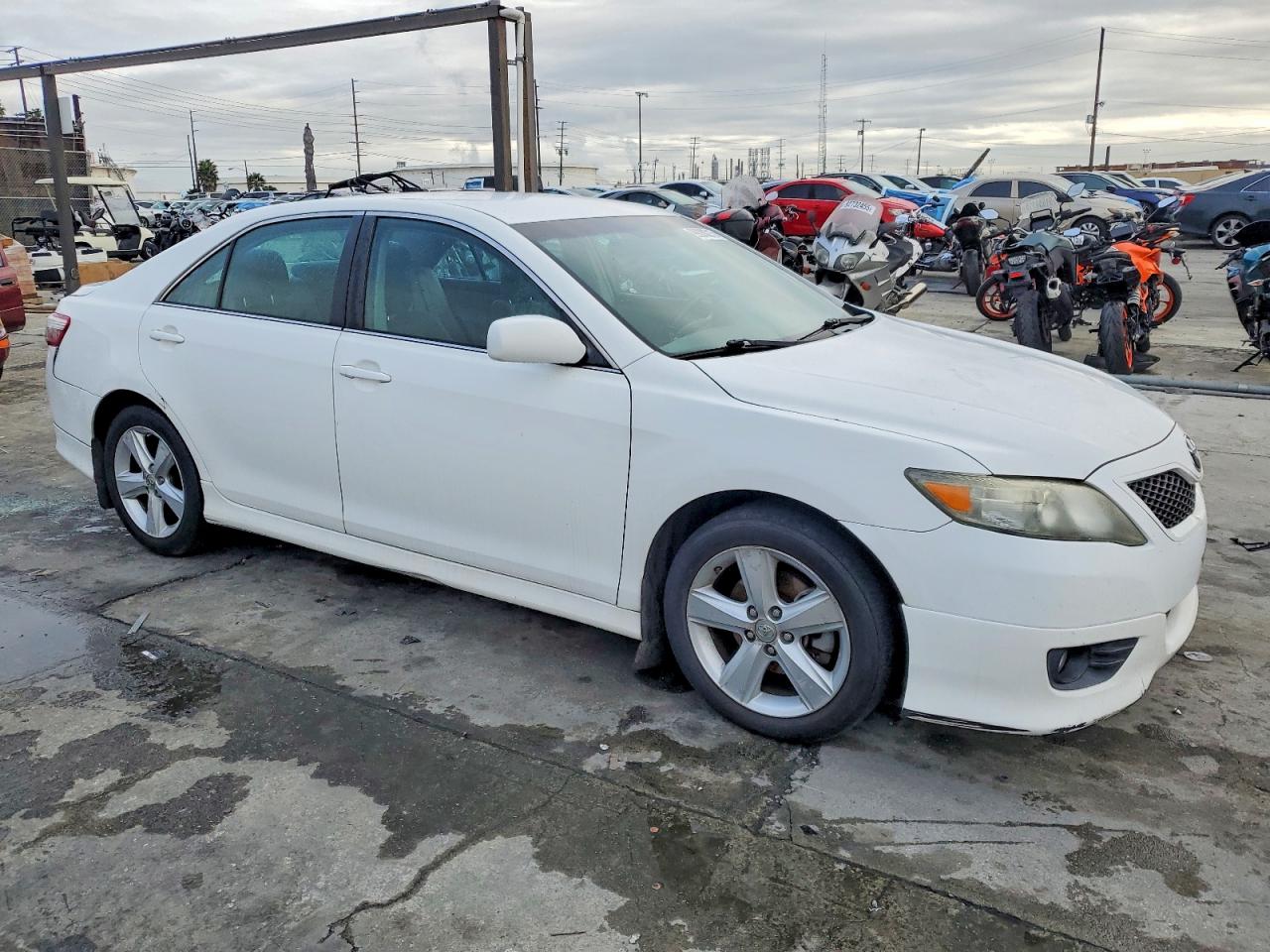 2011 TOYOTA CAMRY BASE photo 4