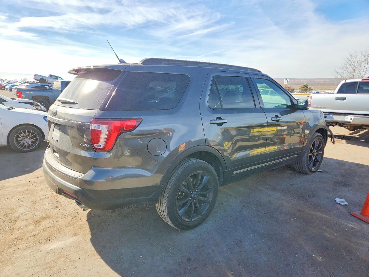 2018 FORD EXPLORER XLT photo 3