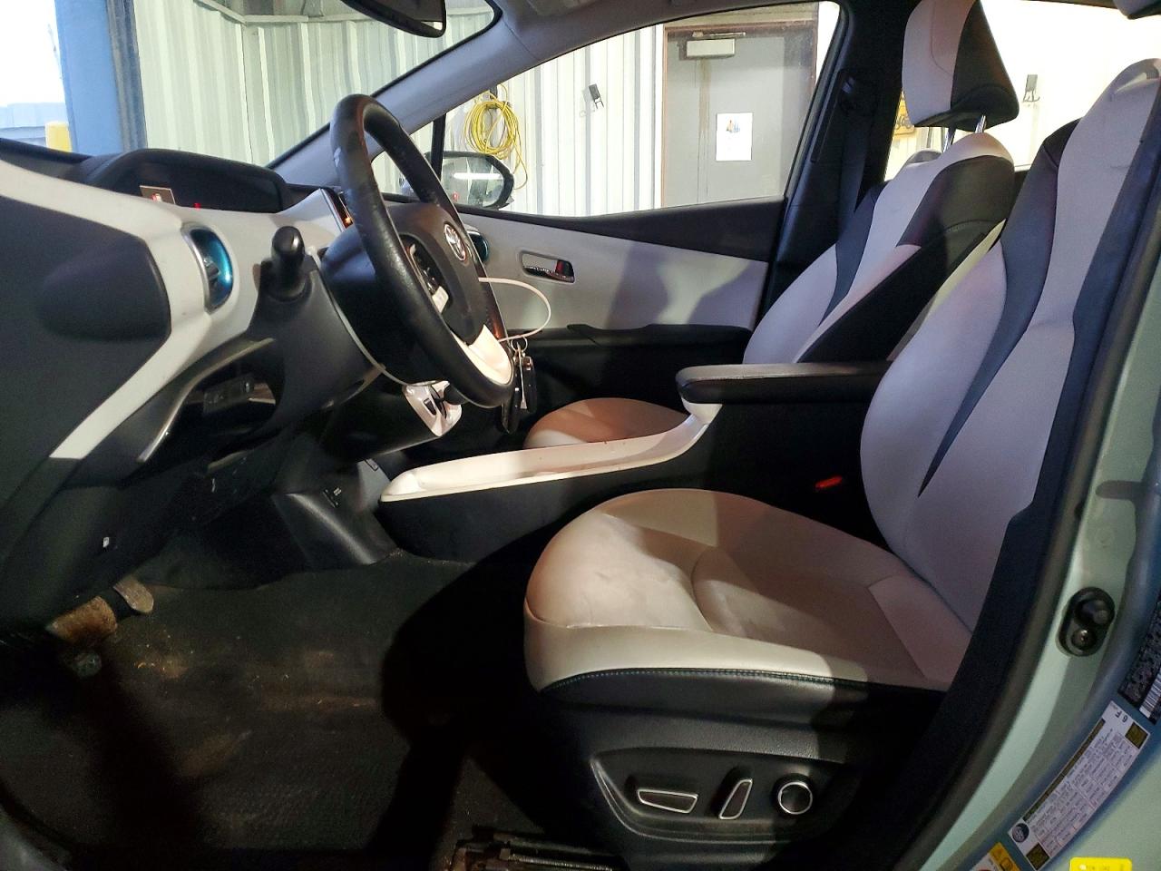 2016 TOYOTA PRIUS photo 7