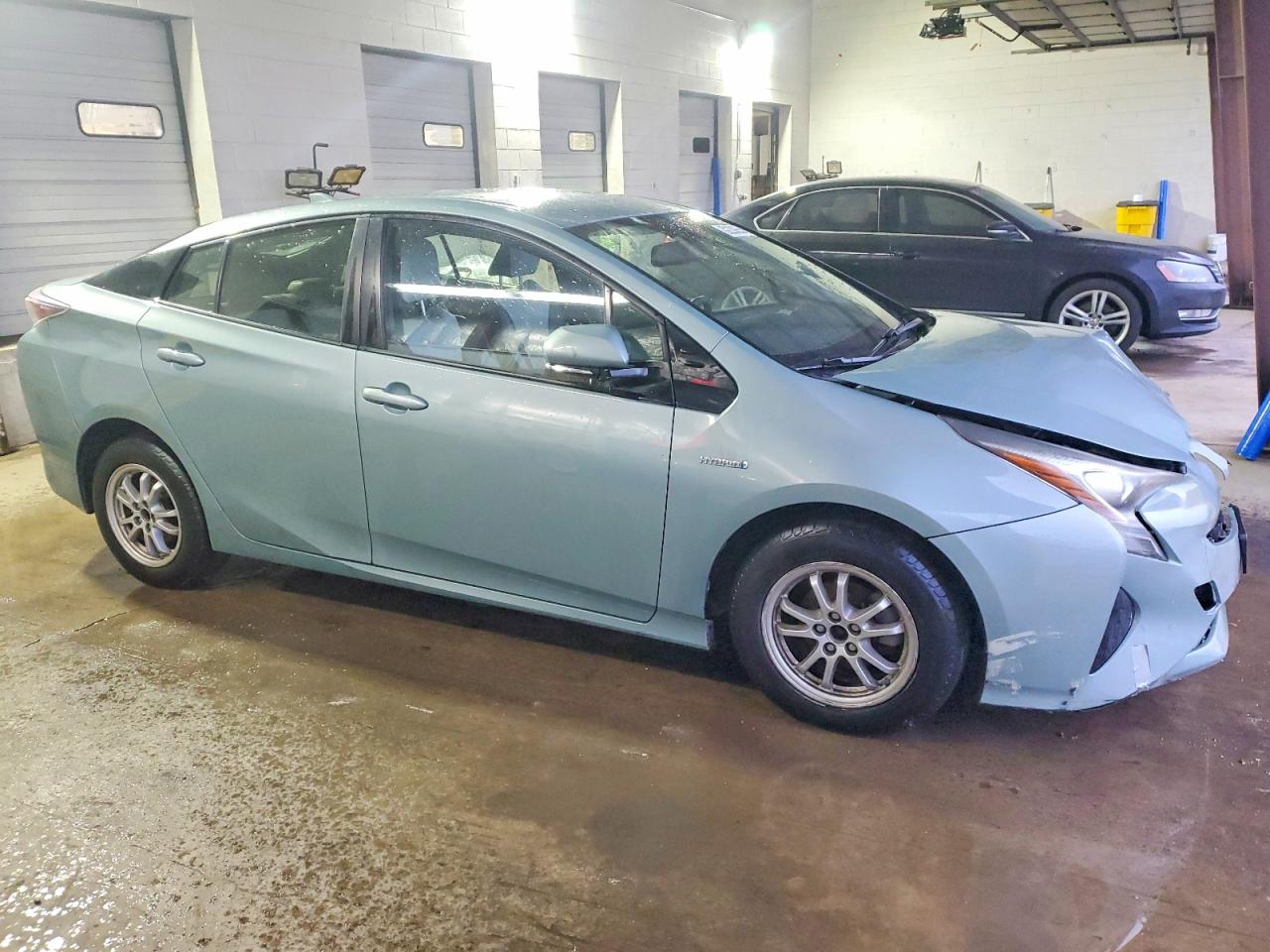 2016 TOYOTA PRIUS photo 4