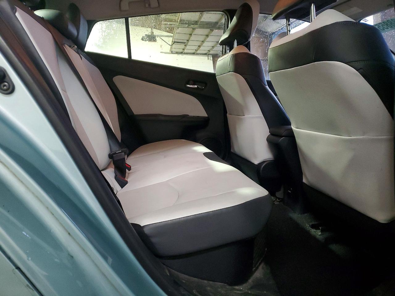 2016 TOYOTA PRIUS photo 10