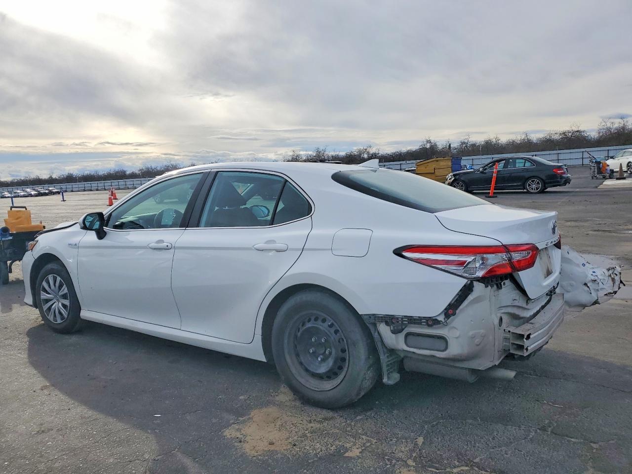 2020 TOYOTA CAMRY LE photo 2