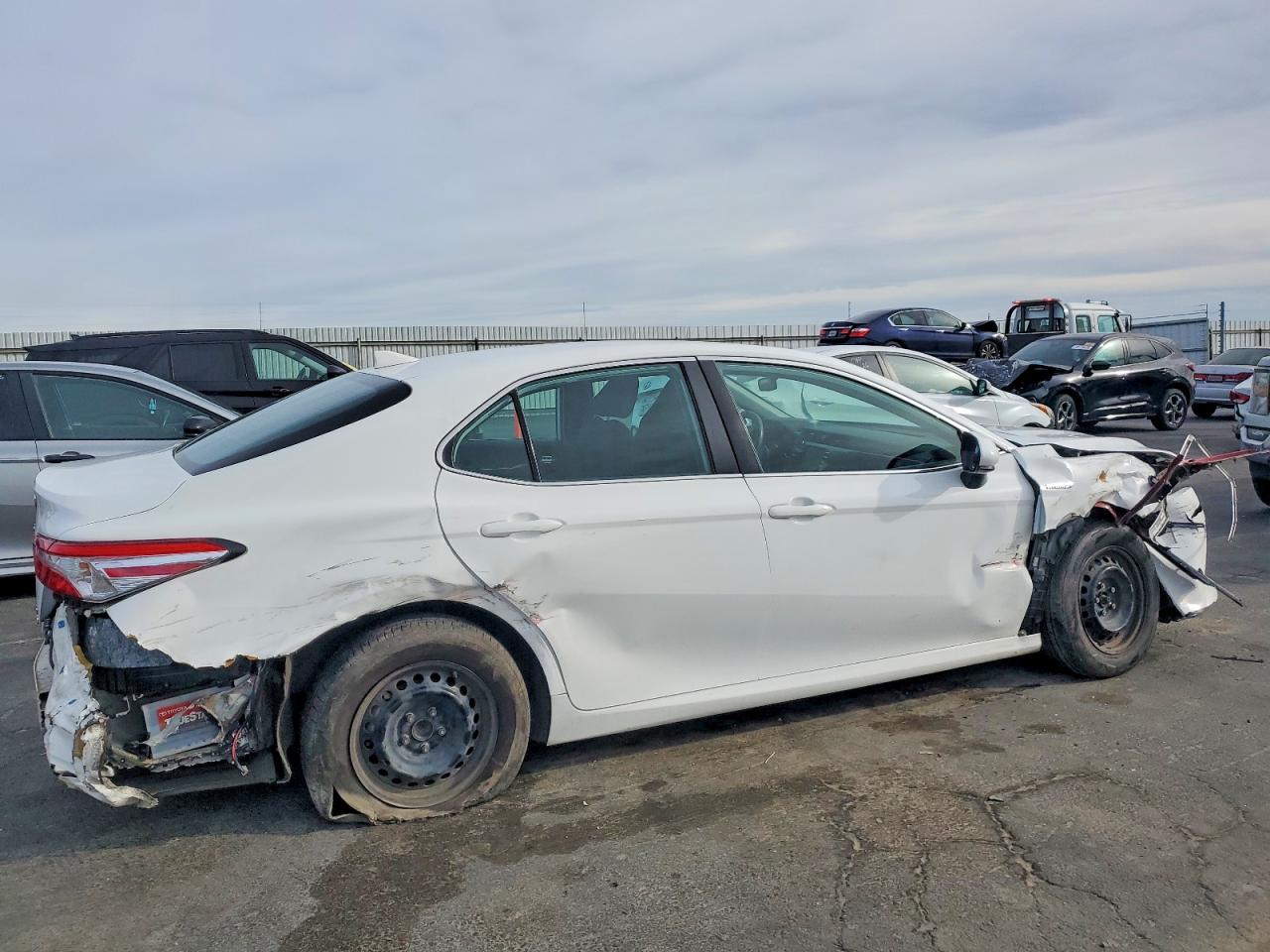 2020 TOYOTA CAMRY LE photo 3